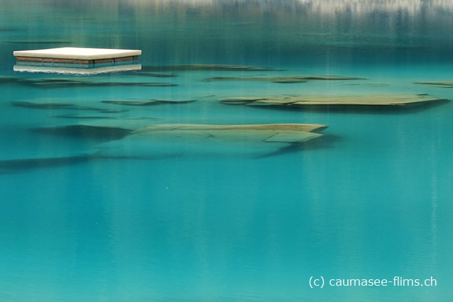 Floss auf dem trkisblauen Caumasee bei Flims