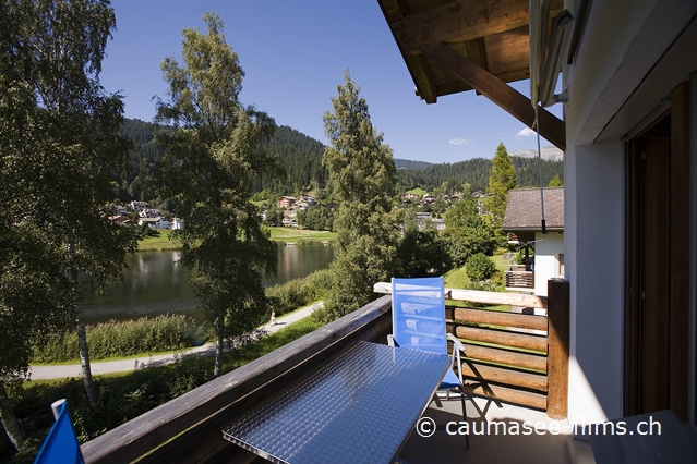 Aussicht vom Balkon der Ferienwohnung Casa al Lag am Ufer des Laaxersees