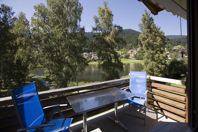Blick vom Balkon der Ferienwohnung Casa al Lag auf den Laaxersee