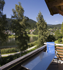 Aussicht vom Balkon der Ferienwohnung Casa al Lag am Ufer des Laaxersees