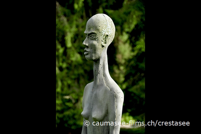 Irma-Skulptur des Bndner Knstlers Claudio Caprez auf der Badewiese vor dem Gasthaus Crestasee
