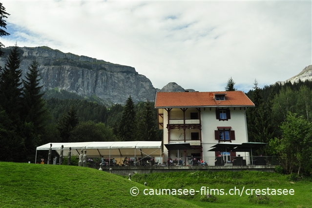 Blick auf das Gasthaus Crestasee mit der Terrasse