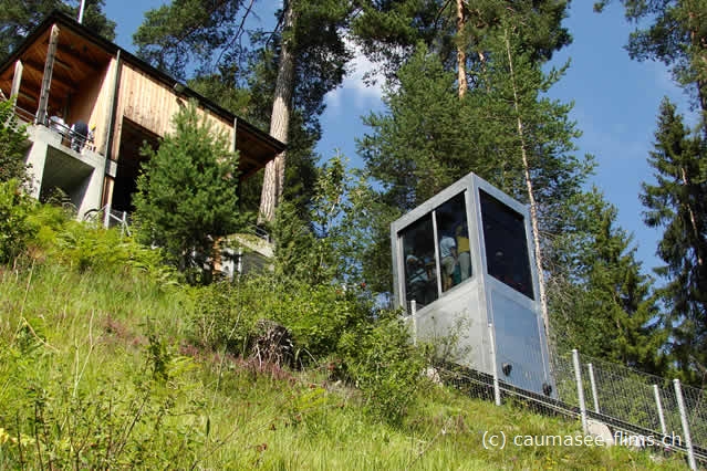 Mit dem Caumasee-Lift hinunter zum See